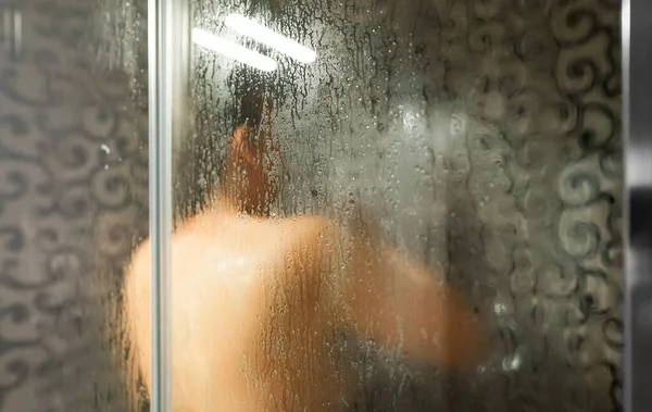 女人在洗澡时洗澡 — 图库照片