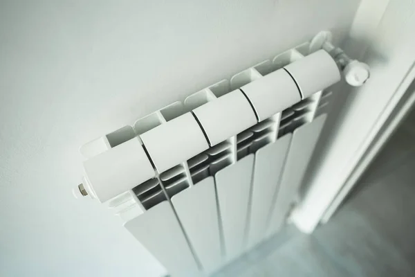 Radiador Metal Con Válvula Ajustable Dentro Del Apartamento —  Fotos de Stock