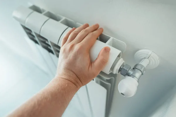 Mannens Hand Kontrollera Temperatur Värme Radiator — Stockfoto