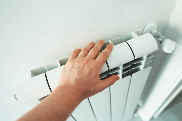 Iemands Hand Controle Temperatuur Van Verwarming Radiator — Stockfoto