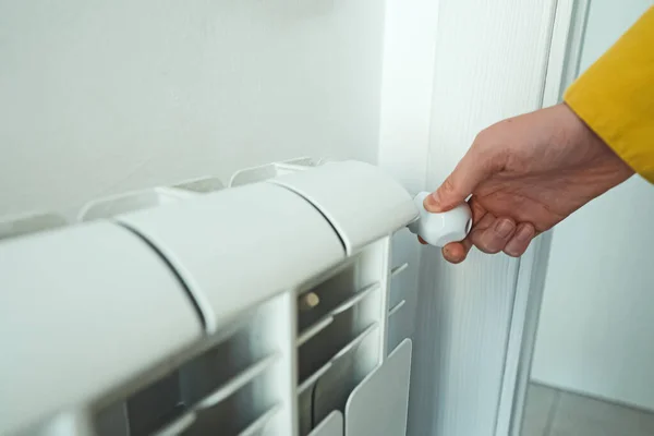 Γυναικείο Χέρι Ρύθμιση Θερμοστάτη Για Ενεργοποιήσετε Καλοριφέρ Θερμάστρα Στο Σπίτι — Φωτογραφία Αρχείου