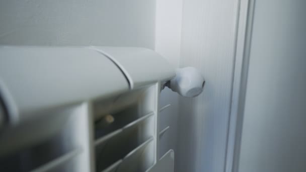 Weibliche Hand Stellt Thermostat Ein Die Heizkörperheizung Hause Einzuschalten — Stockvideo