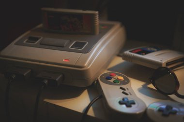 joystickli eski popüler oyun konsolu.
