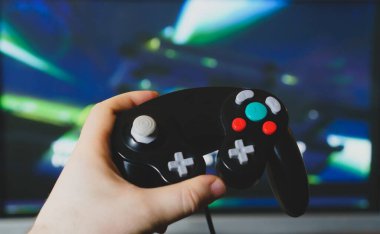 Gamepad ile video oyunu oynayan adam.