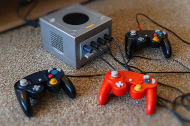 joystickli eski oyun konsolu.