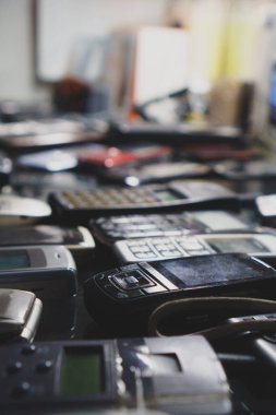 Eski eski cep telefonlarının koleksiyonu.