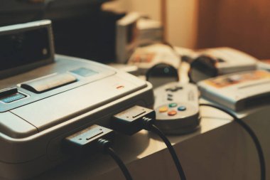 joystickli eski popüler oyun konsolu.
