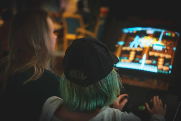 Dvě Dívky Hrají Arkádové Videohry — Stock fotografie