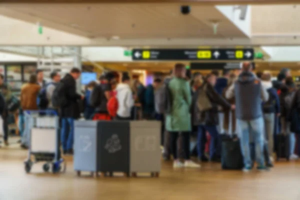 Massor Människor Väntar Att Ombord Ett Plan Flygplatsen — Stockfoto