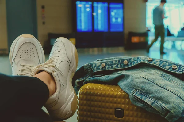 Mulher Está Esperando Para Embarcar Avião — Fotografia de Stock