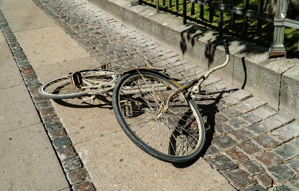 더러운 자전거가길 가운데놓여 — 스톡 사진