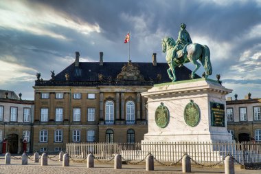 Amalienborg ve Frederick V 'in Kopenhag, Danimarka heykeli.