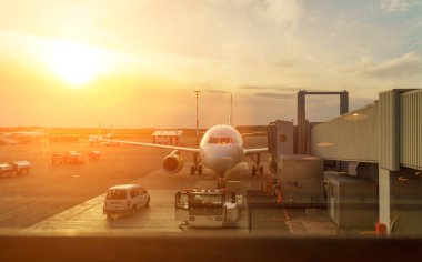 Gündoğumu havaalanında yolcu uçakta. Uçak bakım.