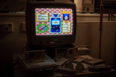 Tallinn, Estonya - 21.05.2022: Video Oyun Müzesi - Süper Nintendo Konsolu