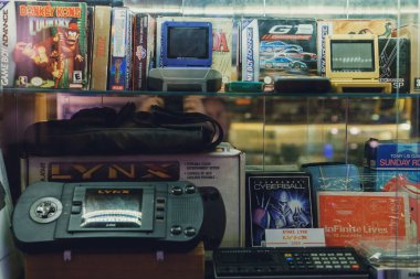 Tallinn, Estonya - 21.05.2022: Video Oyun Müzesi - El bilgisayarı oyun konsolları