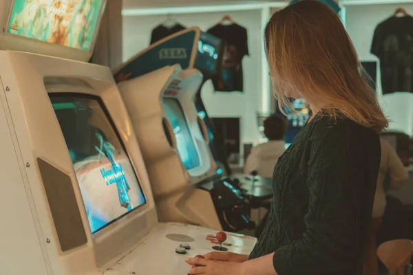 Tallinn Estland 2022 Lvlup Videospielmuseum Frau Spielt Spiel — Stockfoto