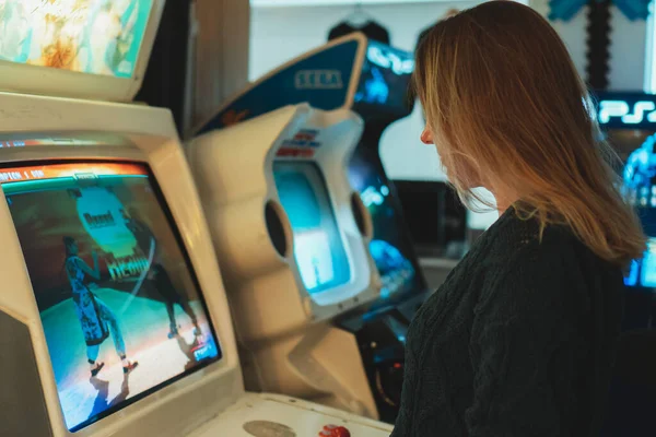 Tallinn Estland 2022 Lvlup Video Game Museum Vrouw Spelen Spel — Stockfoto
