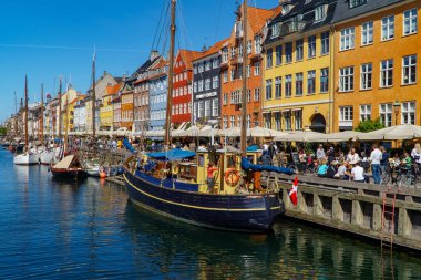 Kopenhag, Danimarka - 08.05.2022: Renkli evleri olan ünlü Nyhavn Kanalı.
