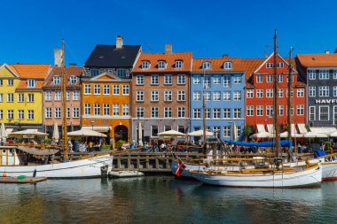 Kopenhag, Danimarka - 08.05.2022: Renkli evleri olan ünlü Nyhavn Kanalı.