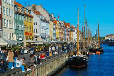 Kopenhag, Danimarka - 08.05.2022: Renkli evleri olan ünlü Nyhavn Kanalı.