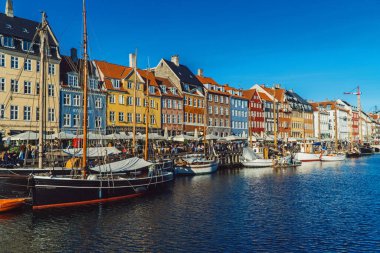Kopenhag, Danimarka - 08.05.2022: Renkli evleri olan ünlü Nyhavn Kanalı.