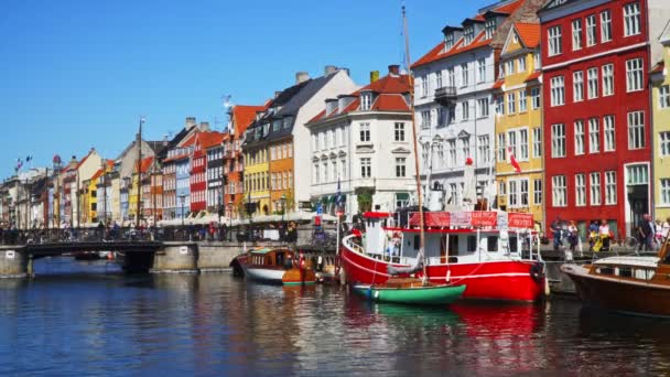 コペンハーゲン デンマーク 2022 カラフルな家と有名なニャーハン運河 — ストック動画