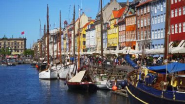 Kopenhag, Danimarka - 08.05.2022: Renkli evleri olan ünlü Nyhavn Kanalı.