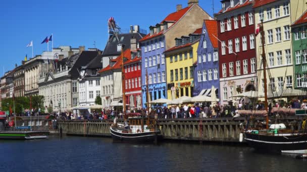 コペンハーゲン デンマーク 2022 カラフルな家と有名なニャーハン運河 — ストック動画