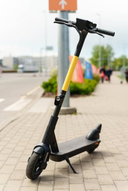 Yazın sokakta elektrikli scooter..