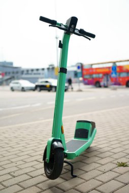 Yazın sokakta elektrikli scooter..