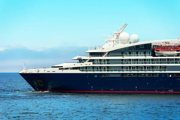 Luxusní Výletní Loď Otevřeném Moři — Stock fotografie