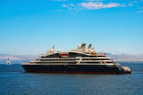 Luxusní Výletní Loď Otevřeném Moři — Stock fotografie