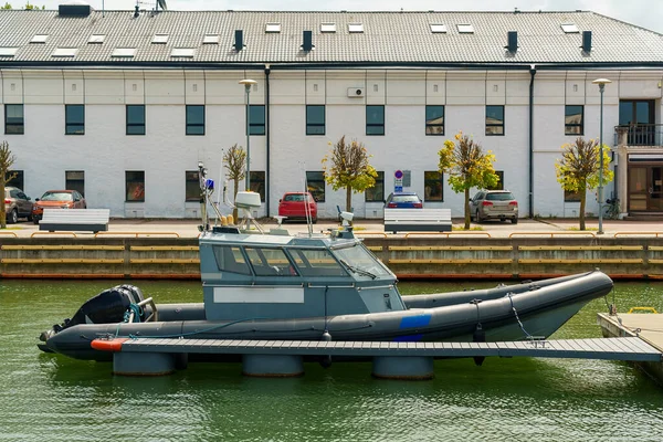 停泊在船坞中的警察和边防船 — 图库照片