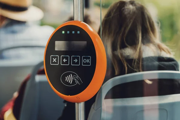 近代的な公共交通機関のチケットの検証システム — ストック写真