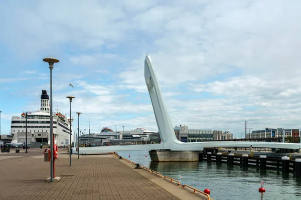 Tallinn Estónia 2022 Ponte Pedestre Almirante Antigo Porto Tallinn — Fotografia de Stock