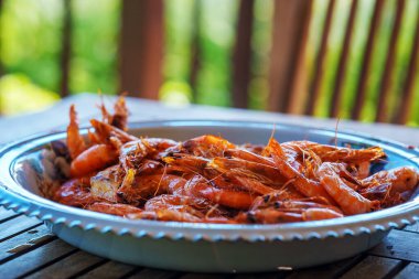 Hazır taze karidesler ateşte kızarıyor..