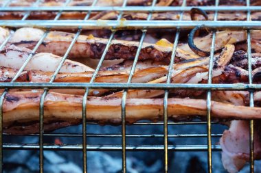 Ahtapot dokunaçları ızgarada pişer..