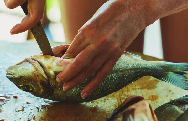 Женщина Выпотрошила Рыбу Дорадо Ножом — стоковое фото