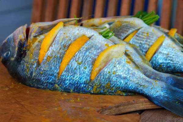 Риба Дорадо Лимоном Спеціями Приготованими Грилю — стокове фото