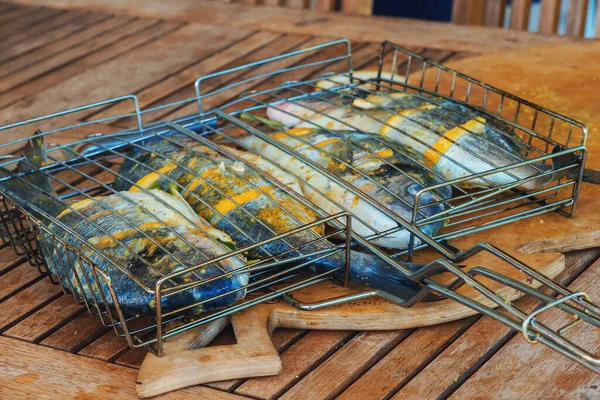 多拉多鱼 配柠檬和调味品准备烧烤 — 图库照片