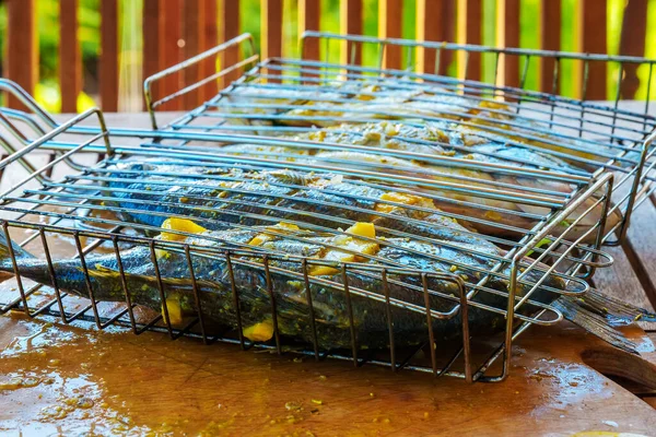 Limonlu Baharatlı Dorado Balığı Izgara Için Hazır — Stok fotoğraf