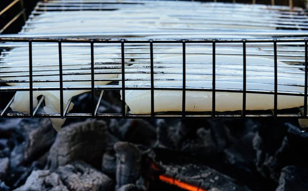 Mürekkep Balığı Leşleri Izgarada Pişirilir — Stok fotoğraf