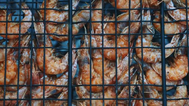 新鲜的虾仁在火上烹调 — 图库视频影像