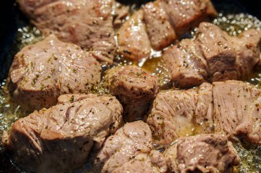 Et kazanda ateşte pişiyor. Chorba 'nın aşçılığı adım adım.