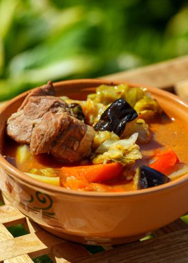 Sebze Shorba kil kasesinde masanın üstünde..