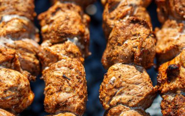 Izgarada leziz domuz şiş..