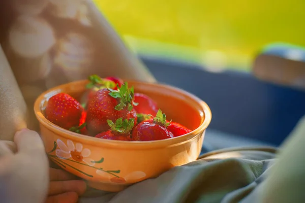 女人夏天吃新鲜摘的草莓 — 图库照片