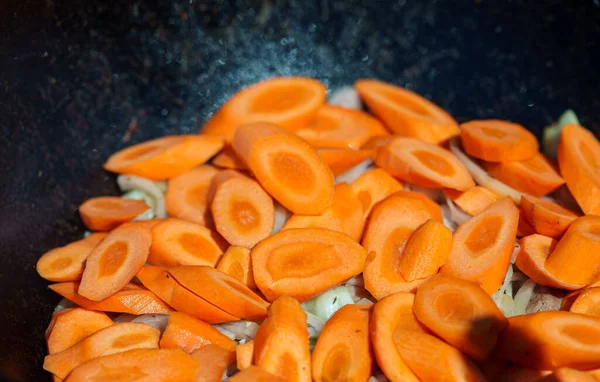 胡萝卜在大锅里生火 Chorba的一步步烹调 — 图库照片