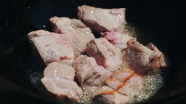 Et Kazan 'da pişirilir. Chorba ya da Plov 'un adım adım pişirilmesi.