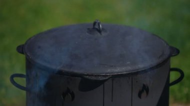 Demir Kazan 'da yemek pişirmek..